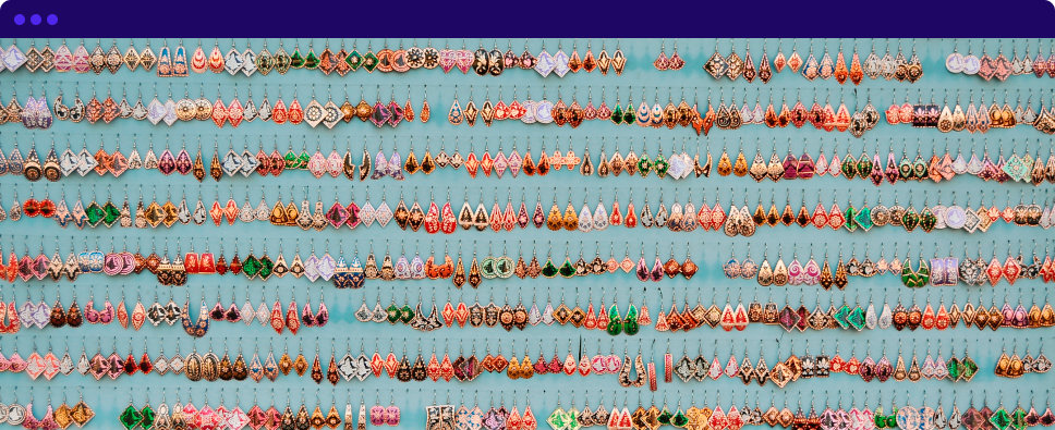 Aretes colgados en una pared