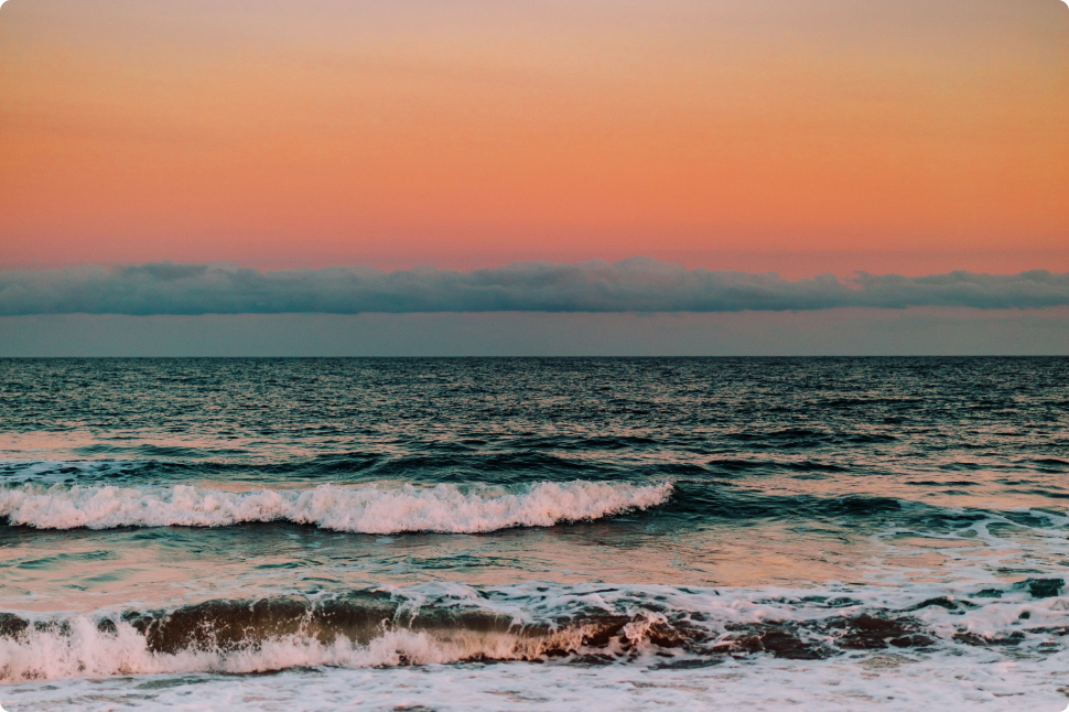 paisaje de atardecer desde la orilla del mar