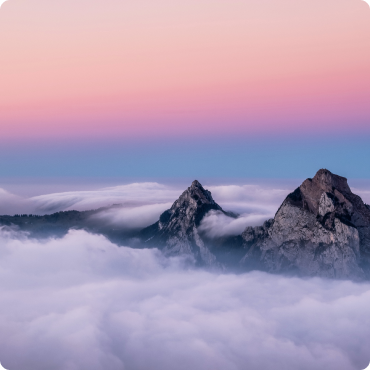 Imagen de montañas rodeadas de nubes
