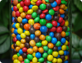Chocolates m&m dentro de un frasco