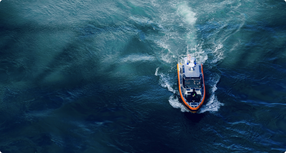 Imagen de yate en el mar