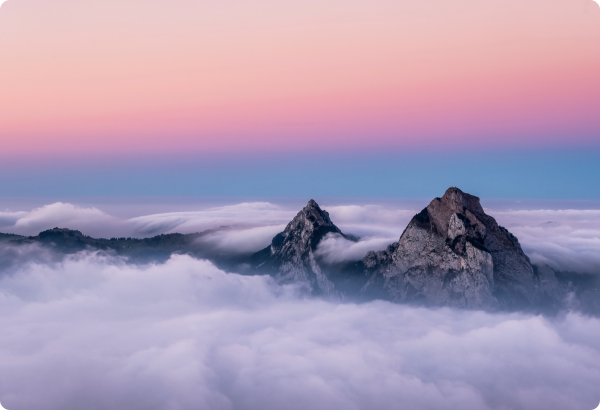 Imagen de montañas rodeadas de nubes