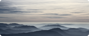 Imagen de montañas rodeadas de nubes