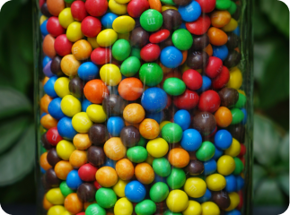 Imagen de chocolates pequeños de colores en un frasco