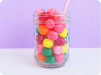 Imagen de dulces de colores en un vaso