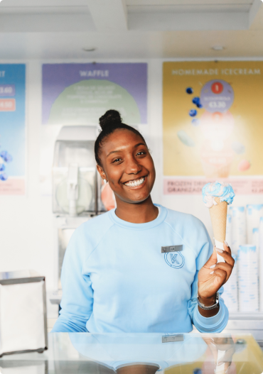 Mujer con helado en la mano