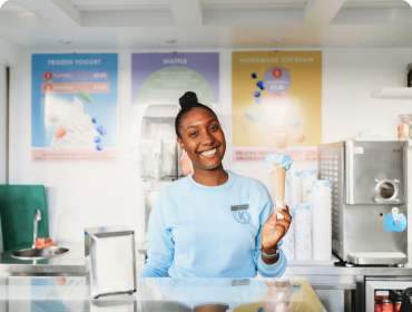 Mujer con helado en la mano