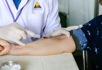 imagen de extracción de sangre en brazo