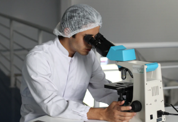 investigador observando a través de un microscopio