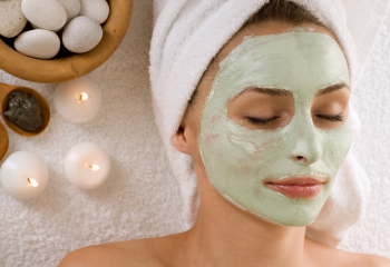 mujer acostada con mascarilla